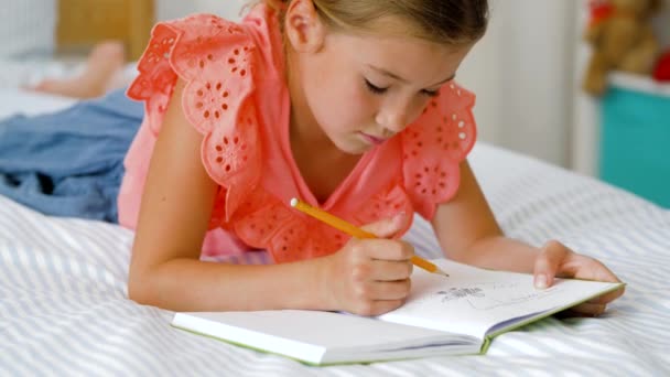 Kleines Mädchen zeichnet zu Hause in Skizzenbuch — Stockvideo