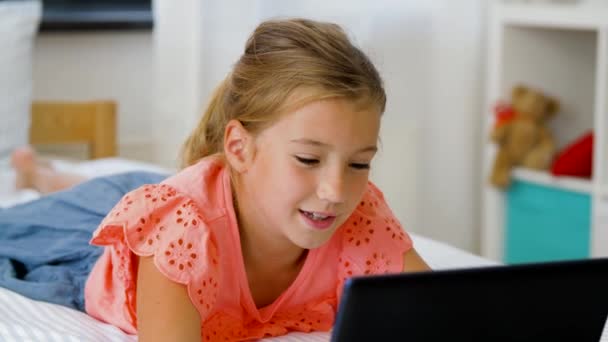 Девушка с видеозвонком на планшетном компьютере дома — стоковое видео