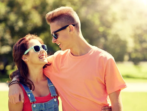 Mutlu genç çift birbirine parkta bakarak — Stok fotoğraf