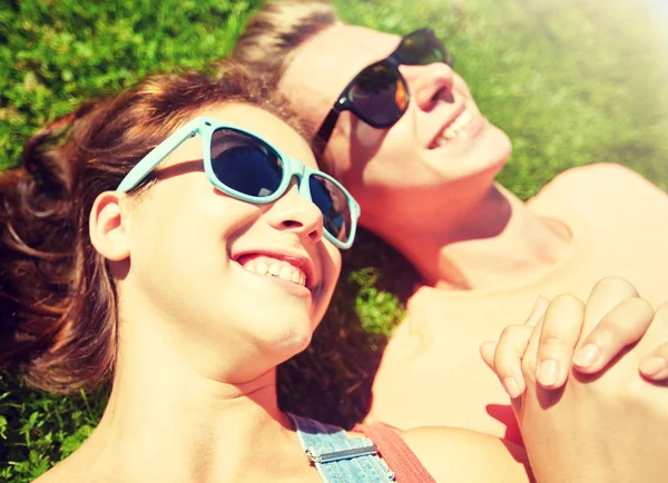 Glückliches Teenie-Paar liegt im Sommer im Gras — Stockfoto