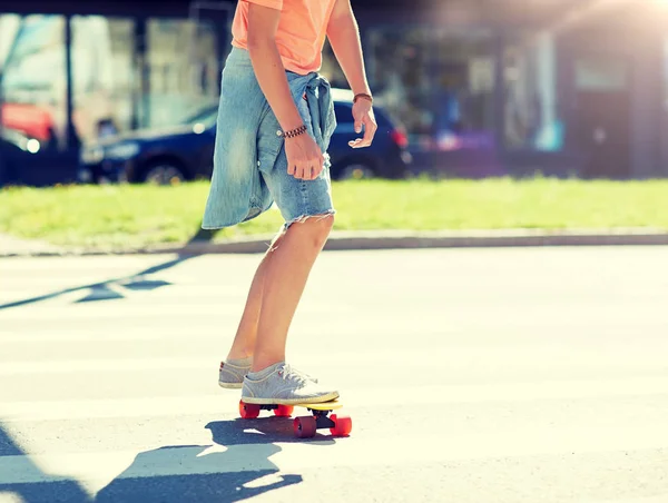 Adolescente en monopatín cruzar ciudad crosswalk — Foto de Stock