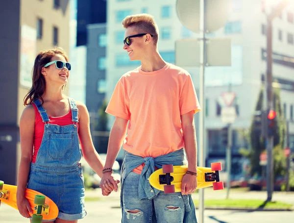 Teenageři pár s skateboardy na ulici — Stock fotografie