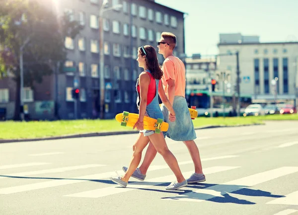 Couple adolescent avec planches à roulettes sur le passage supérieur de la ville — Photo