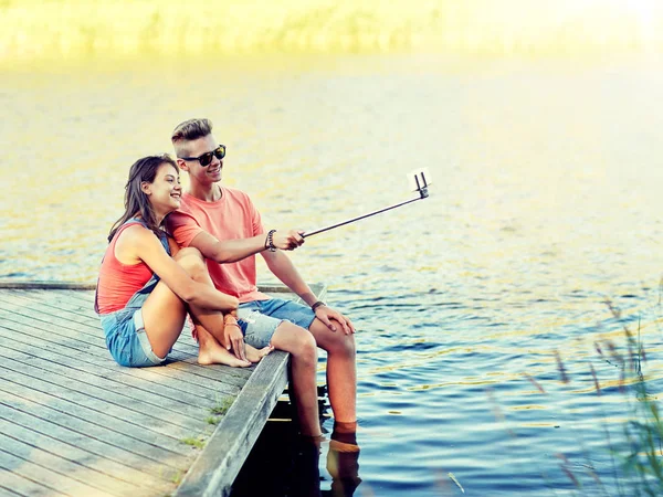 Glückliches Teenie-Paar macht Selfie auf Smartphone — Stockfoto