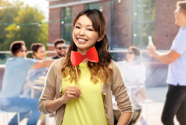 Lycklig asiatisk kvinna med fluga över Rooftop Party — Stockfoto