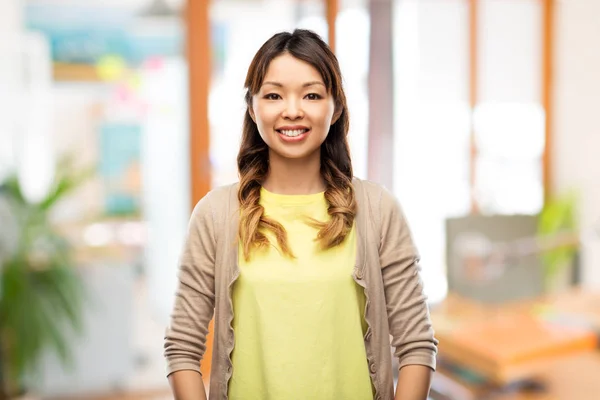 Feliz asiático mujer sobre fondo — Foto de Stock