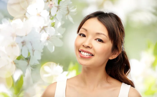 Volto di felice sorridente giovane donna asiatica — Foto Stock