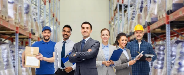 Gruppe von Geschäftsleuten und Lagerarbeitern — Stockfoto