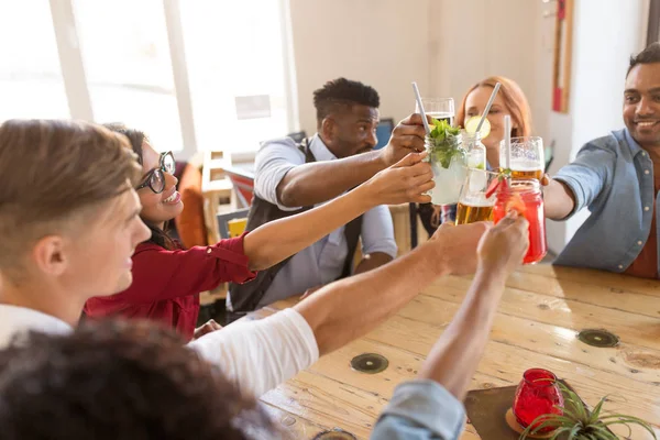 Amigos clinking copos no bar ou restaurante — Fotografia de Stock