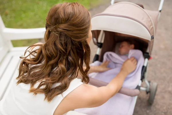 Madre con niño en cochecito en el parque de verano —  Fotos de Stock