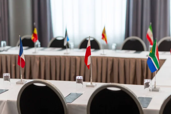 Tavolo in sala riunioni alla conferenza internazionale — Foto Stock