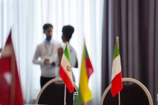 Bandeiras na sala de reuniões em conferência internacional — Fotografia de Stock