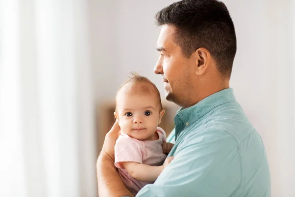 Medelålders far med baby dotter hemma — Stockfoto