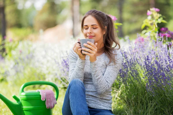 Donna che beve tè o caffè nel giardino estivo — Foto Stock