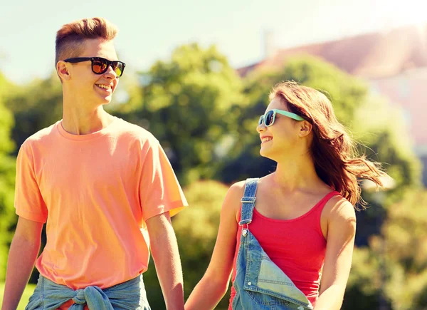 Felice coppia di adolescenti a piedi al parco estivo — Foto Stock