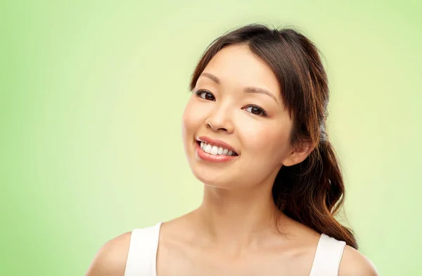 Face of Happy leende ung asiatisk kvinna — Stockfoto