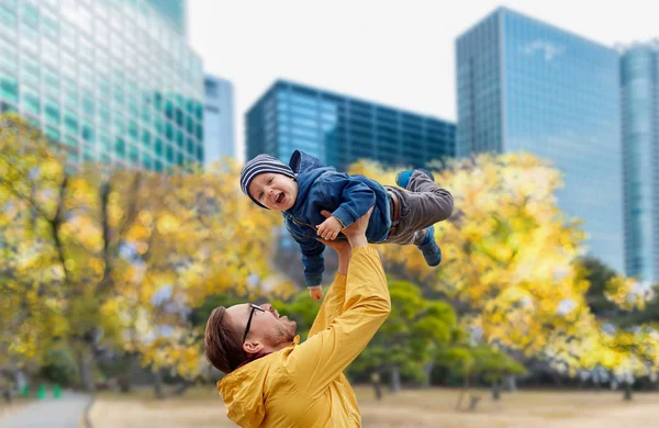 Father with son having fun in autumn tokyo city — Stock Photo, Image