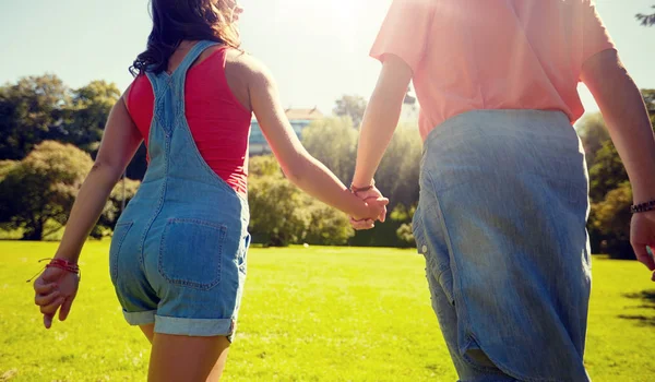 Couple adolescent heureux marchant au parc d'été — Photo