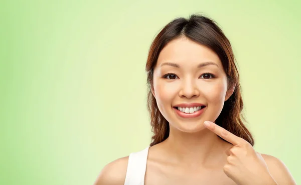 Feliz sonriente joven asiático mujer tocando su cara — Foto de Stock