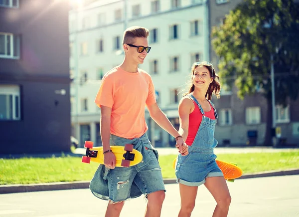 Подростковая пара со скейтбордами на городской улице — стоковое фото