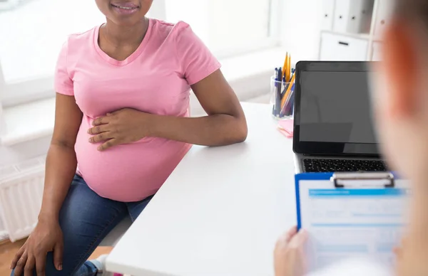 Gynecologist and pregnant woman at hospital — Stock Photo, Image