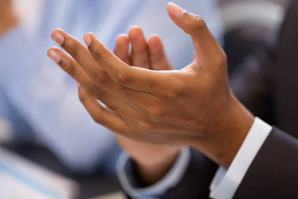 Manos de hombre de negocios aplaudiendo en conferencia — Foto de Stock