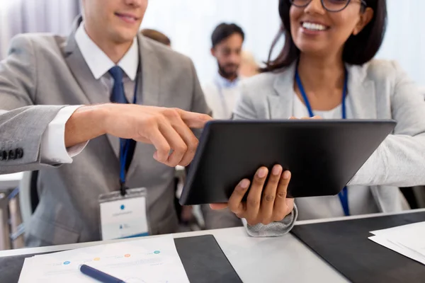 Menschen mit Tablet-Computer auf Business-Konferenz — Stockfoto