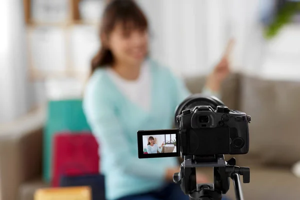 Blogueiro feminino fazendo vídeo blog sobre compras — Fotografia de Stock