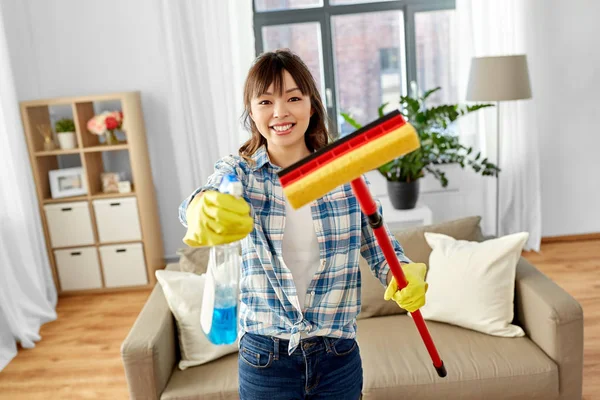 Aziatische vrouw met raam reiniger en spons MOP — Stockfoto