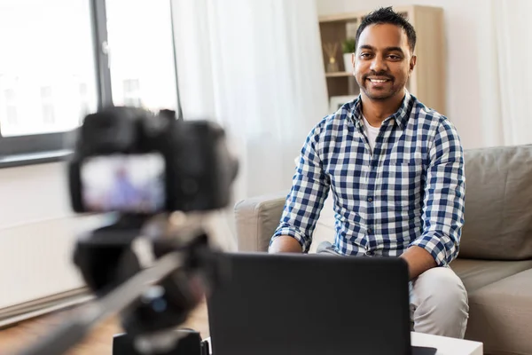 Blogger masculino con videoblogging de cámara en casa — Foto de Stock