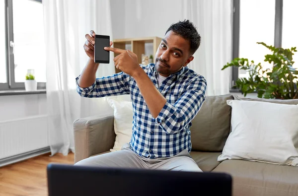 Blogger masculino con videoblogging de teléfonos inteligentes — Foto de Stock