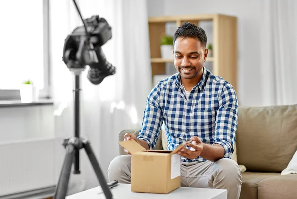 Video blogger masculino abriendo caja de paquetes en casa — Foto de Stock