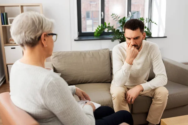 Femme âgée psychologue et patient homme triste — Photo