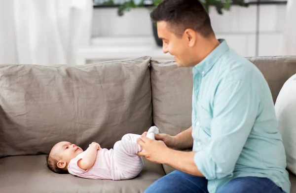 Orta yaşlı baba evde bebek ile oynuyor — Stok fotoğraf