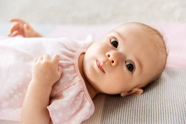 Süßes Baby-Mädchen liegt auf Strickdecke — Stockfoto
