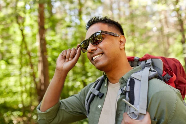Heureux homme indien avec sac à dos randonnée dans la forêt — Photo