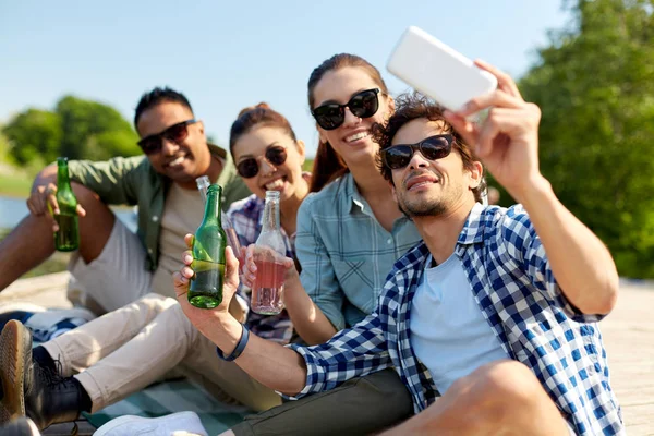 Amigos com bebidas tirando selfie por smartphone — Fotografia de Stock