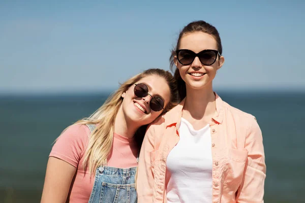 Teenage girls or best friends at seaside in summer — Stock Photo, Image