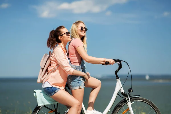 Teenager-Mädchen oder Freunde, die im Sommer Fahrrad fahren — Stockfoto
