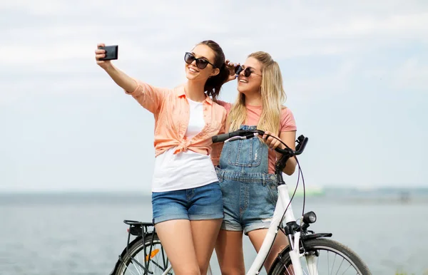 Mladé dívky s jízdními koly v létě — Stock fotografie