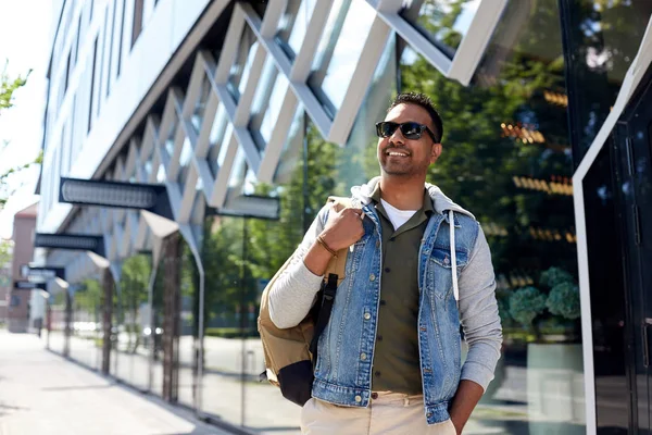 Hombre indio con mochila caminando por la calle de la ciudad —  Fotos de Stock