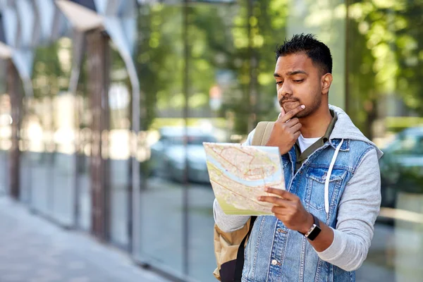 Indianer mit Rucksack und Karte in der Stadt unterwegs — Stockfoto