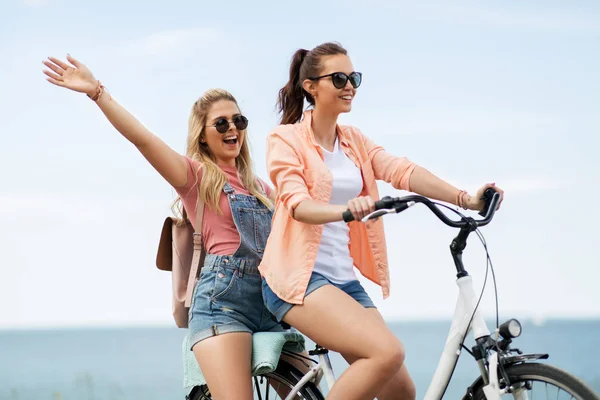 십대 소녀 또는 친구가 여름에 자전거를 타고 스톡 이미지