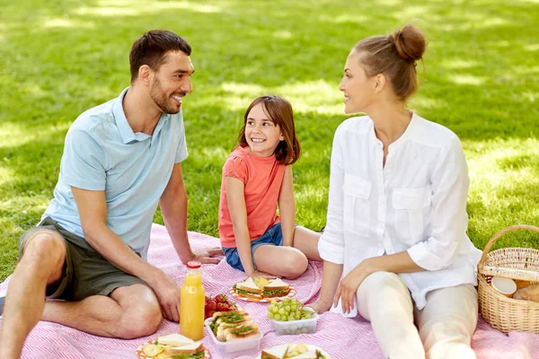 Щаслива сім'я має пікнік в літньому парку — стокове фото