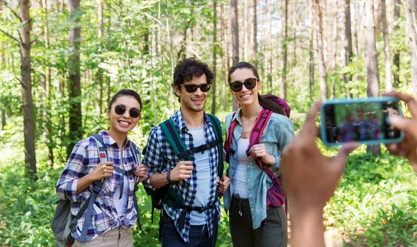 Vänner med ryggsäckar som fotograferas på vandring — Stockfoto