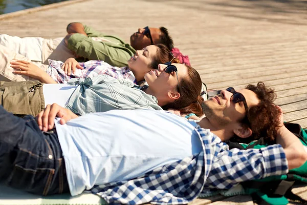 Amigos felices relajándose en el muelle del lago —  Fotos de Stock