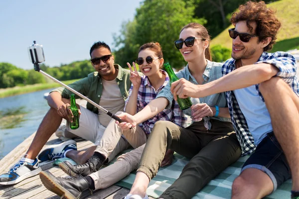 Amis avec des boissons prendre selfie sur le quai du lac — Photo