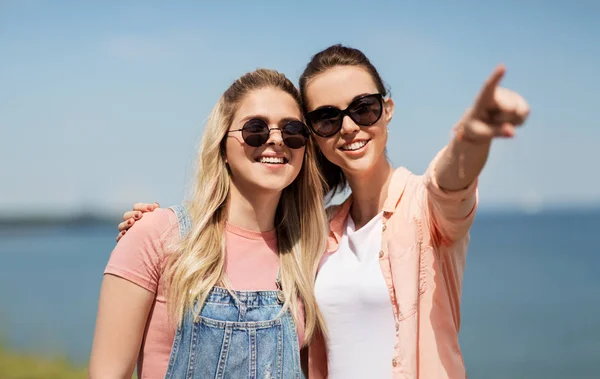 Teenage girls or best friends at seaside in summer — Stock Photo, Image