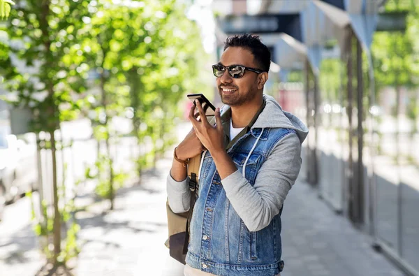 Homem gravando mensagem de voz no smartphone na cidade — Fotografia de Stock