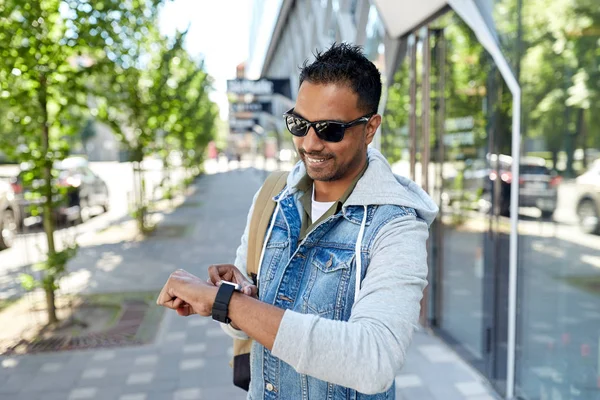 Indianer mit Smartwatch und Rucksack in der Stadt — Stockfoto